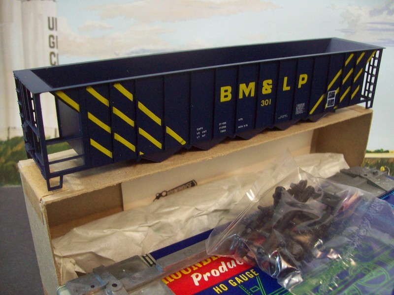 HO BLACK MESA & LAKE POWELL Roundhouse 5 Bay Rapid Discharge Car #301- exc. cond