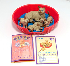 Vintage KITTY in My Pocket FAMIGLIA SIAMESE gatto gattini cesto letto THAI certificato nascita