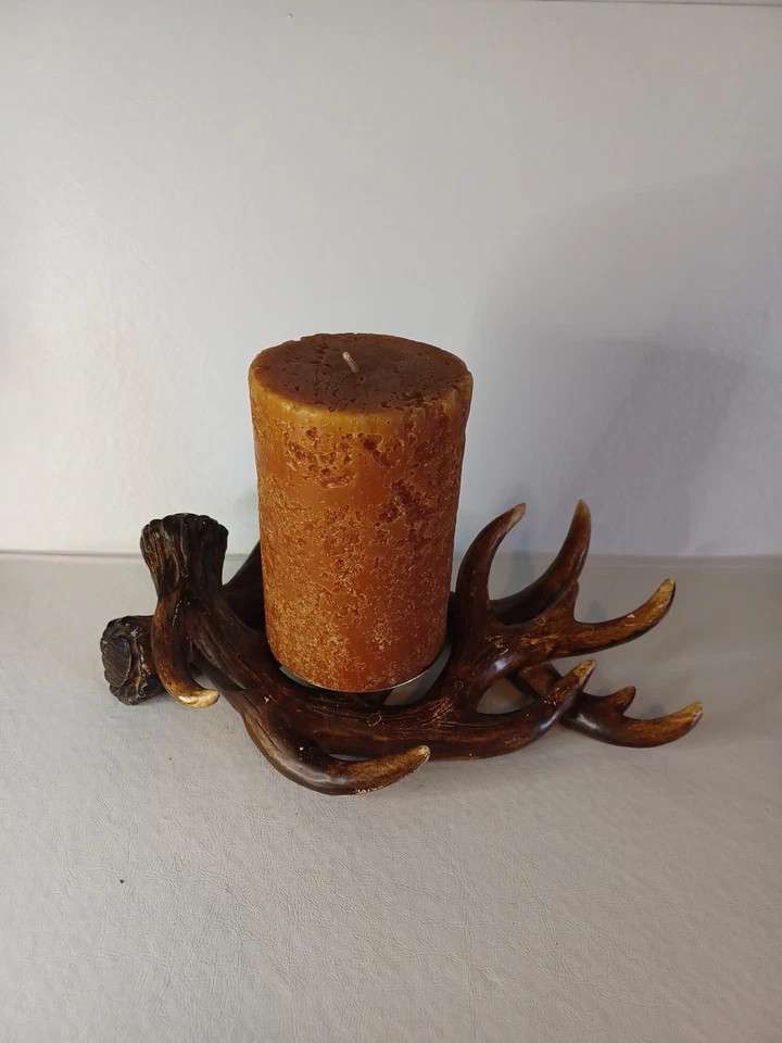 Candelabro de asta sintética con vela perfumada grande de 2 libras con una mecha. Foto 2 de 4