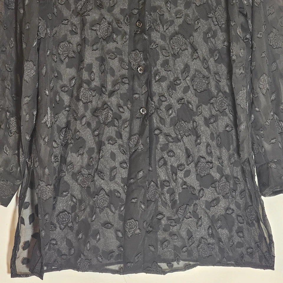 Top Jaclyn Smith para mujer mediano negro floral texturizado satinado manga larga abotonada Foto 3 de 4