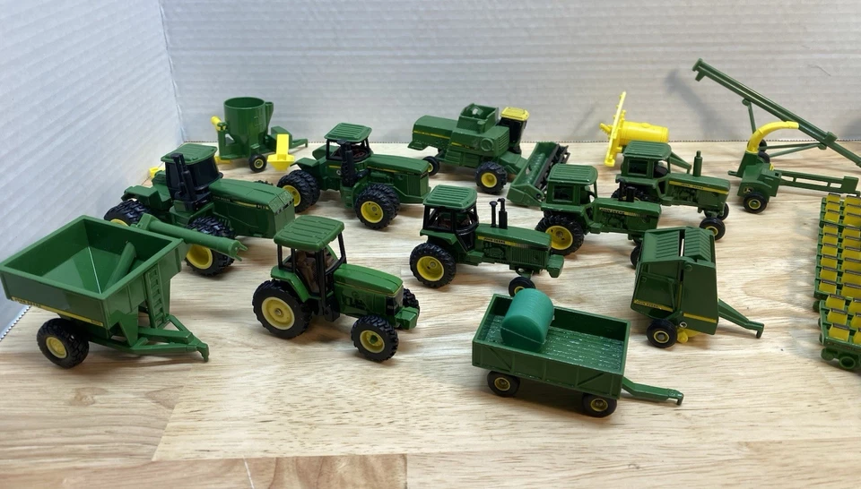 Juego de 19 implementos para tractor John Deere. ERTL 1/64 Foto 3 de 4