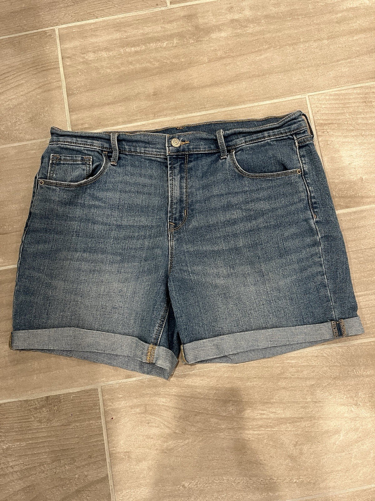 Old Navy Jean Shorts Women’s Size 12 Cuffed Mid-Rise Medium Wash Blue