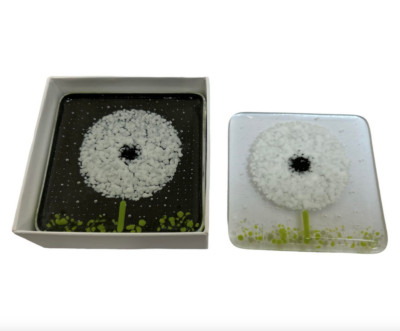 Paar handgefertigte Glasuntersetzer mit einer weißen Blume