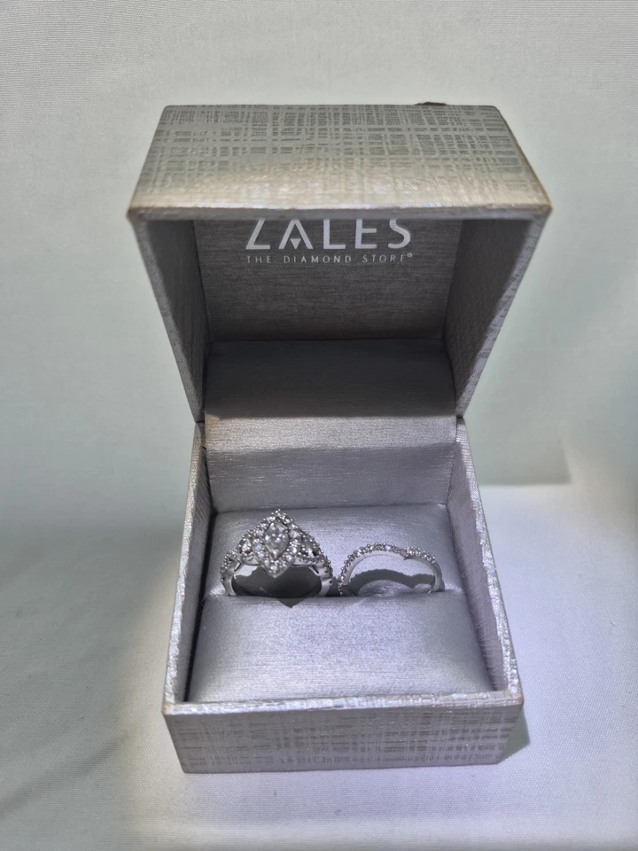 Juego nupcial torcido con marco de diamante Marqués de 1-1/2 quilates en oro blanco de 10 quilates Foto 2 de 4