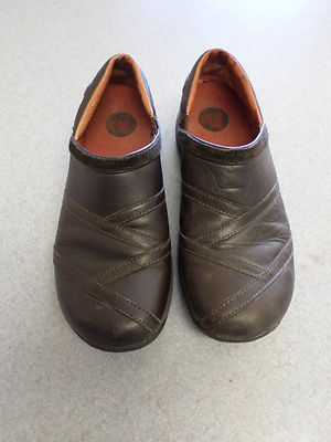 Merrell ''Primo Patch Bug'' dark brown leather loafers. Women's 8 (eur 38.5) 