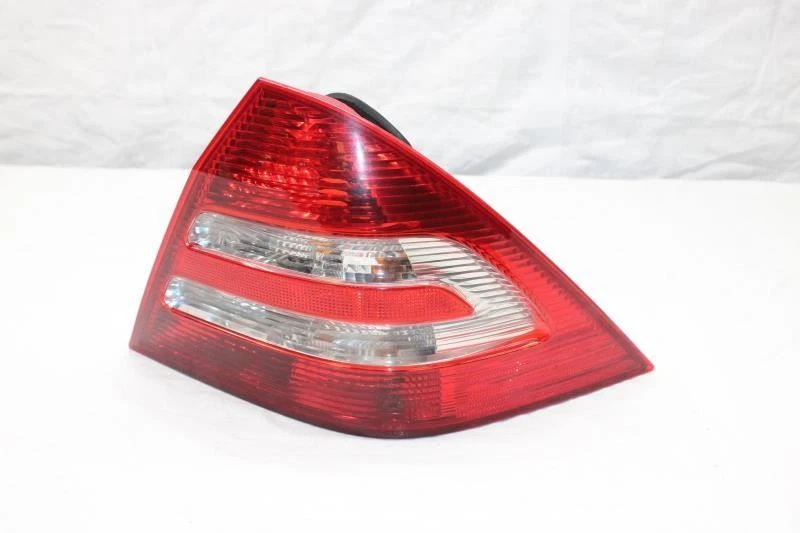 2005 MERCEDES C55 W203 SEDAN #295 RIGHT TAIL LIGHT - Image 2 of 4