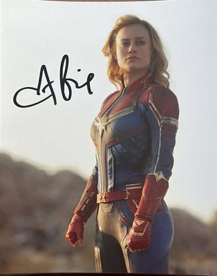 Brie Larson signierter Captain Marvel Desert 8 x 10'' Druck