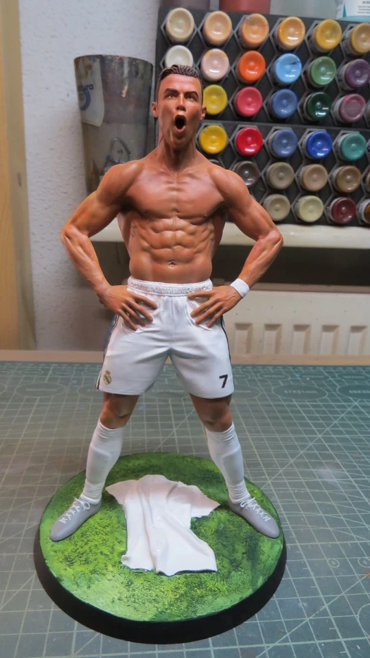 Figura de Cristiano Ronaldo – Hecha a Mano - Equipaciones Real Madrid y Portugal - Imagen 4 de 4