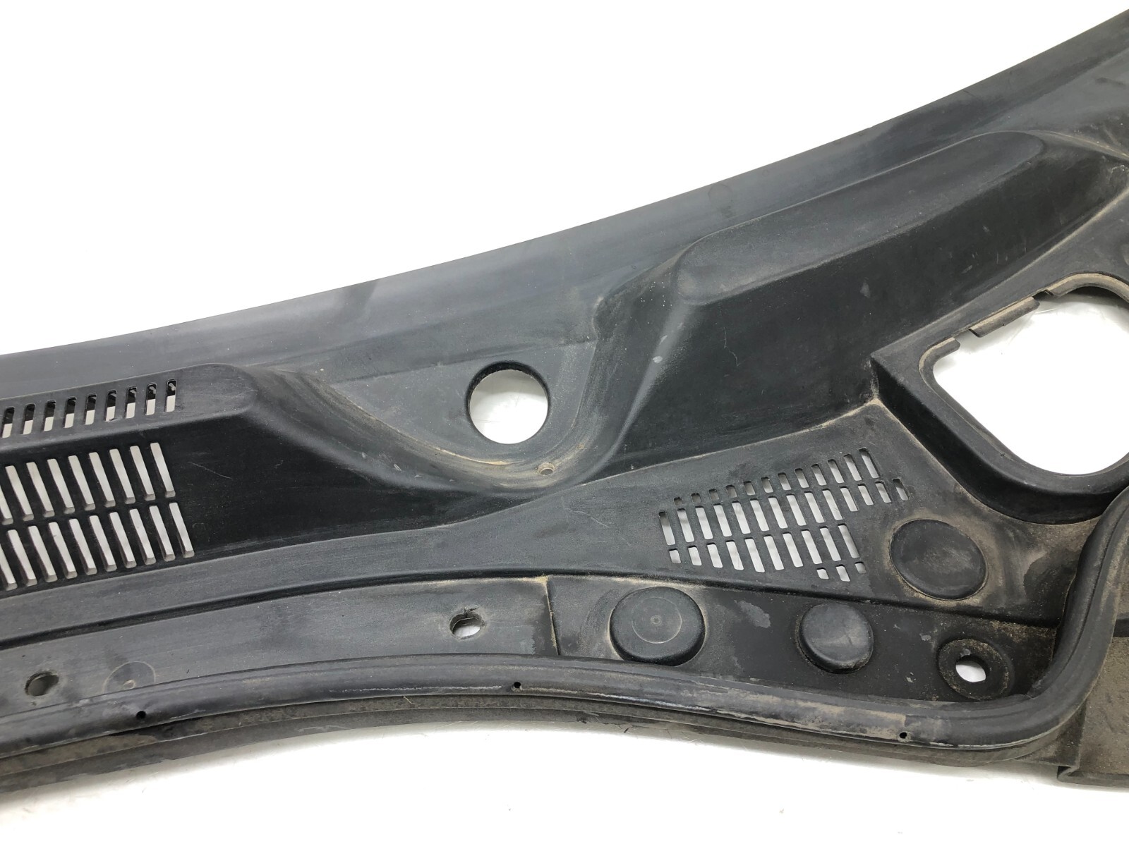 2014-2019 MASERATI GHIBLI SQ4 FRONT WINDSHIELD WIPER COWL PANEL OEM.
