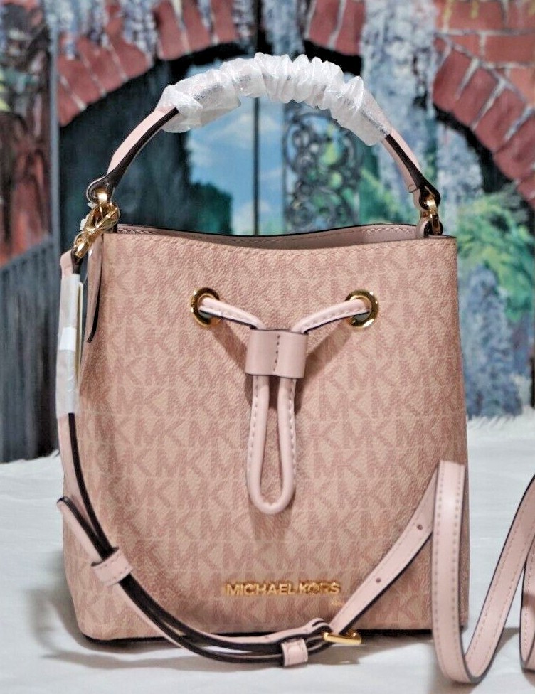 関税込＋大人気★Michael Kors★SURI SMALL BUCKET XBODY New Michael Kors Suri Small Bucket Crossbody bag Logo Coated