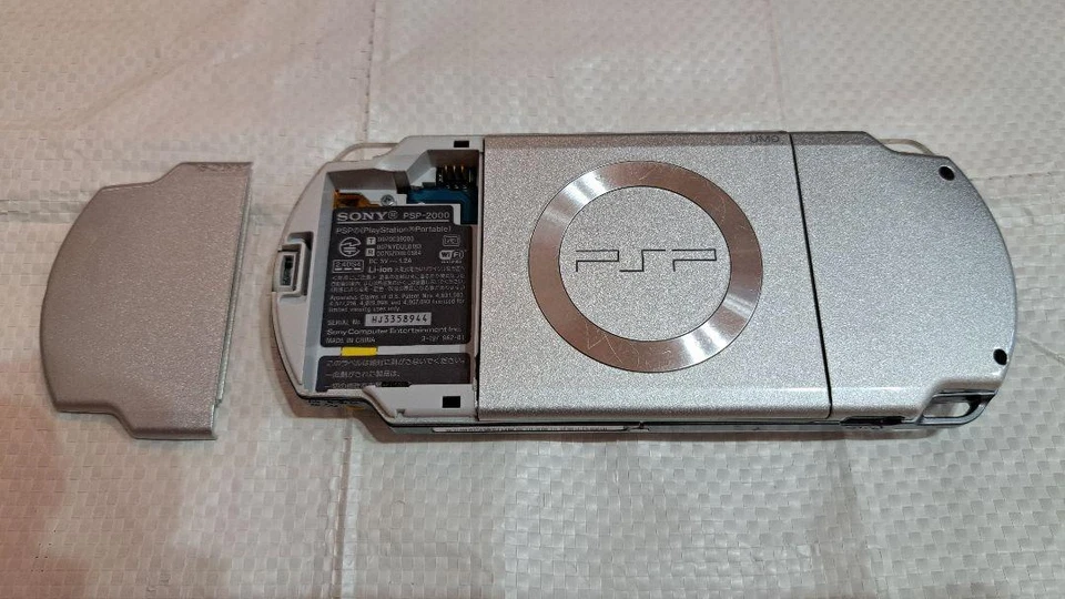 PSP-2000 Ice Silver console, working condition, includes AC adapter and 10 games - Image 4 of 4