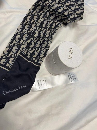 Foulard Dior en soie 88 cm x 88 cm élégant accessoire femme mode