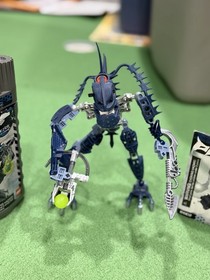 LEGO Bionicle 8902 Blue Piraka Vezok - with Canister & Manual