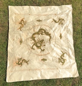 ANTIQUE 19TH CENTURY CHINESE QING SILK EMBROIDERED WALL HANGING OF DRAGONS