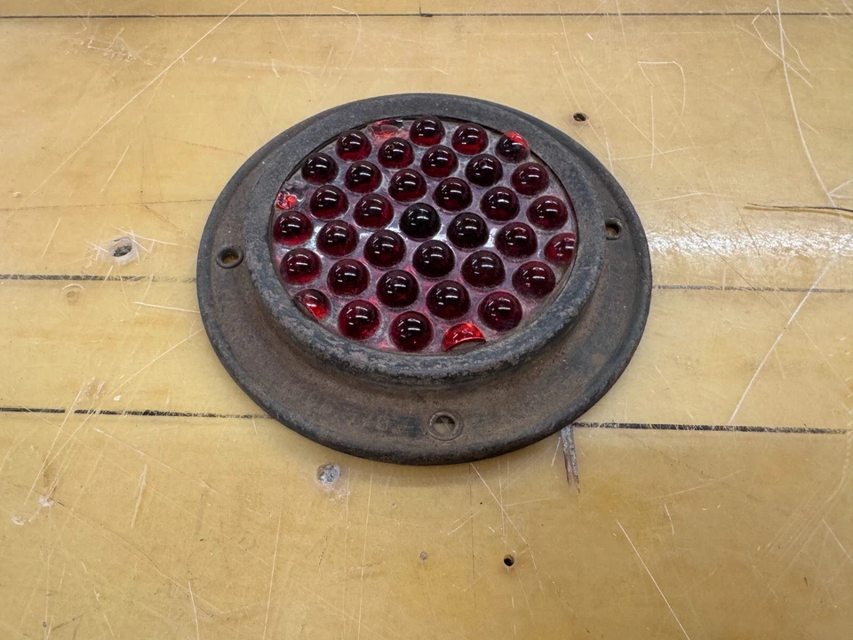 REBOQUE ANTIGO REFLETOR OLHO DE GATO MÁRMORE VIDRO VERMELHO CARRO CAMINHÃO ~ COM BELA PÁTINA! - Imagem 2 de 4