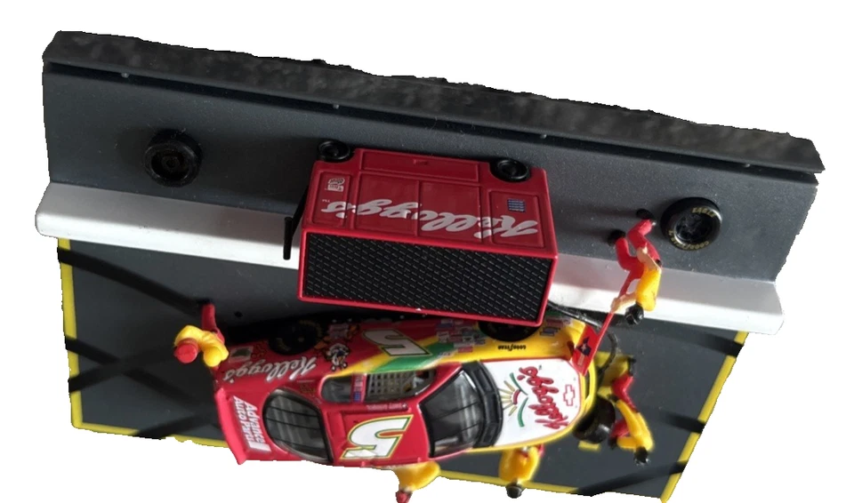 2000 RACING CHAMPIONS PIT ROW DIORAMA TERRY LABONTE # 5 CHEVROLET MONTE CARLO ! - Image 2 of 2
