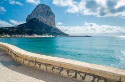 Wandbild: Blick auf die Strandpromenade von Calpe, Provinz Alicante, [...]