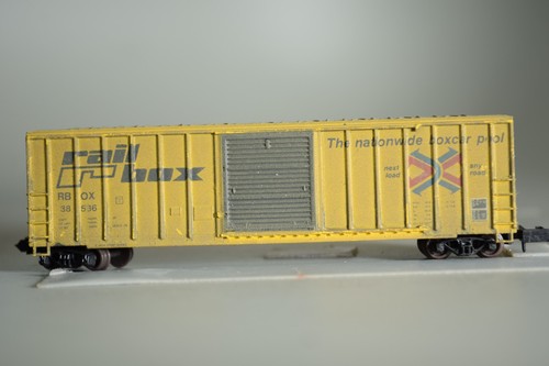 42087 Escala N MDC ROUNDHOUSE 50' RIBB SIDE BOX CAR RBOX RAILBOX DESGASTADO | Zustand: New