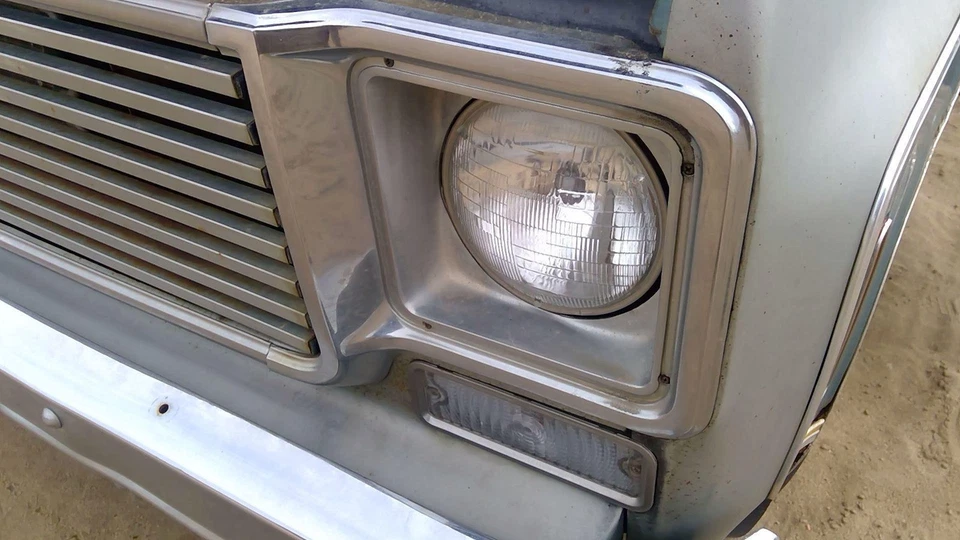 Chevy C20 Silverado 1973-1978 conductor izquierdo cromo embellecedor de faros envolvente OEM derecho Foto 3 de 4