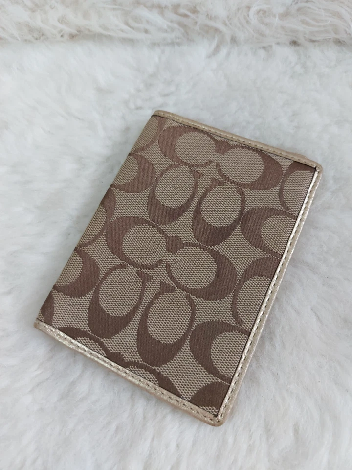 Cartera de pasaporte/tarjeta Coach color tostado de lona con adornos dorados Foto 2 de 4