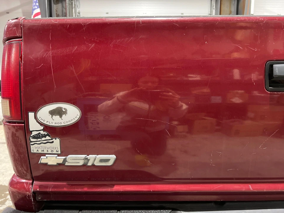 1994 - 2004 Chevy S10 Fleetside Dark Cherry Red Metallic-94U Tailgate Foto 2 de 4