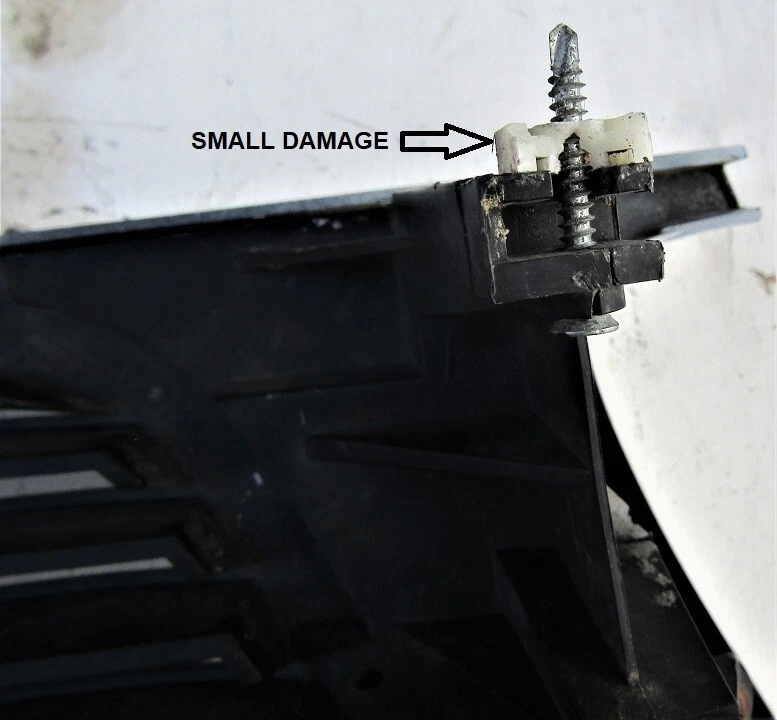 Решетка переднего радиатора Mazda 323 SDN модель 1995-97 б/у - Изображение 3 из 4