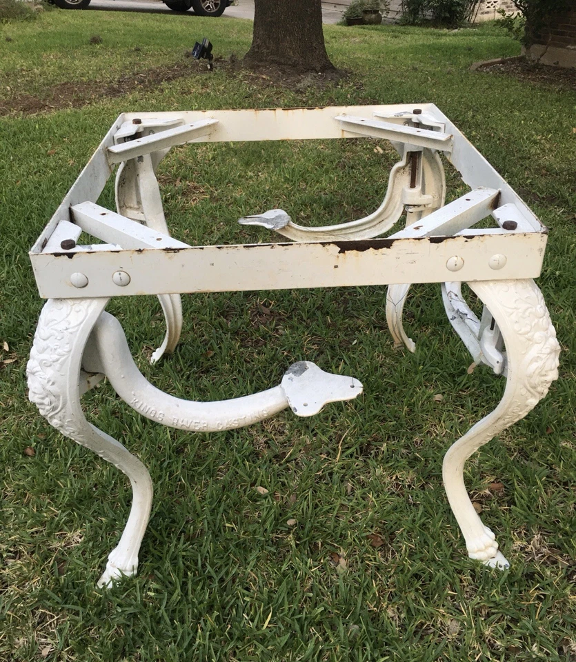 MESA DE HIERRO FUNDIDO VINTAGE DE PRINCIPIOS DEL SIGLO XX para heladería con asientos abatibles Foto 3 de 4