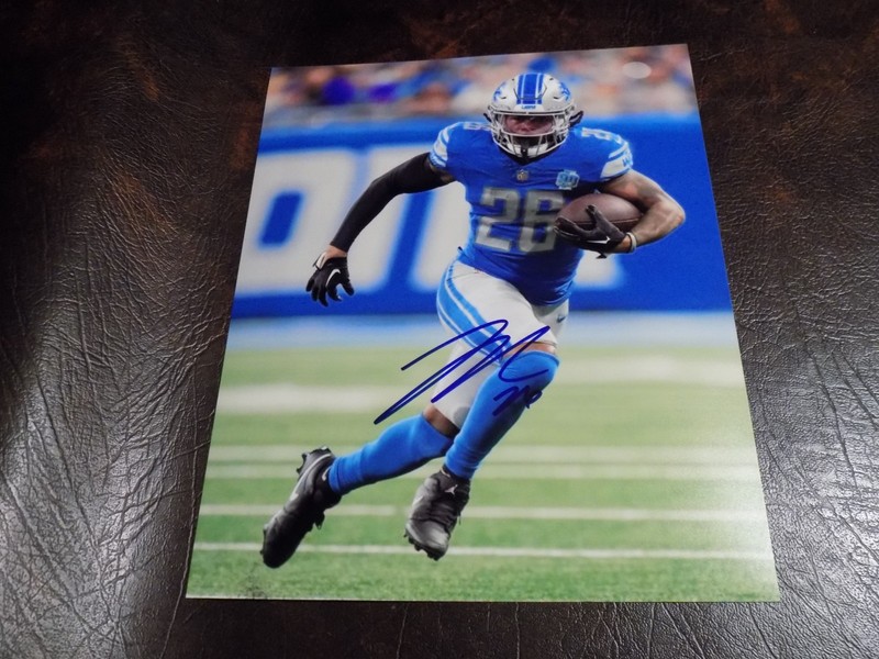 JAHMYR GIBBS AUTOGRAPHED LIONS 8X10 PHOTO W/COA