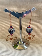 Ohrring mit großer Glasperle, Kupferblume