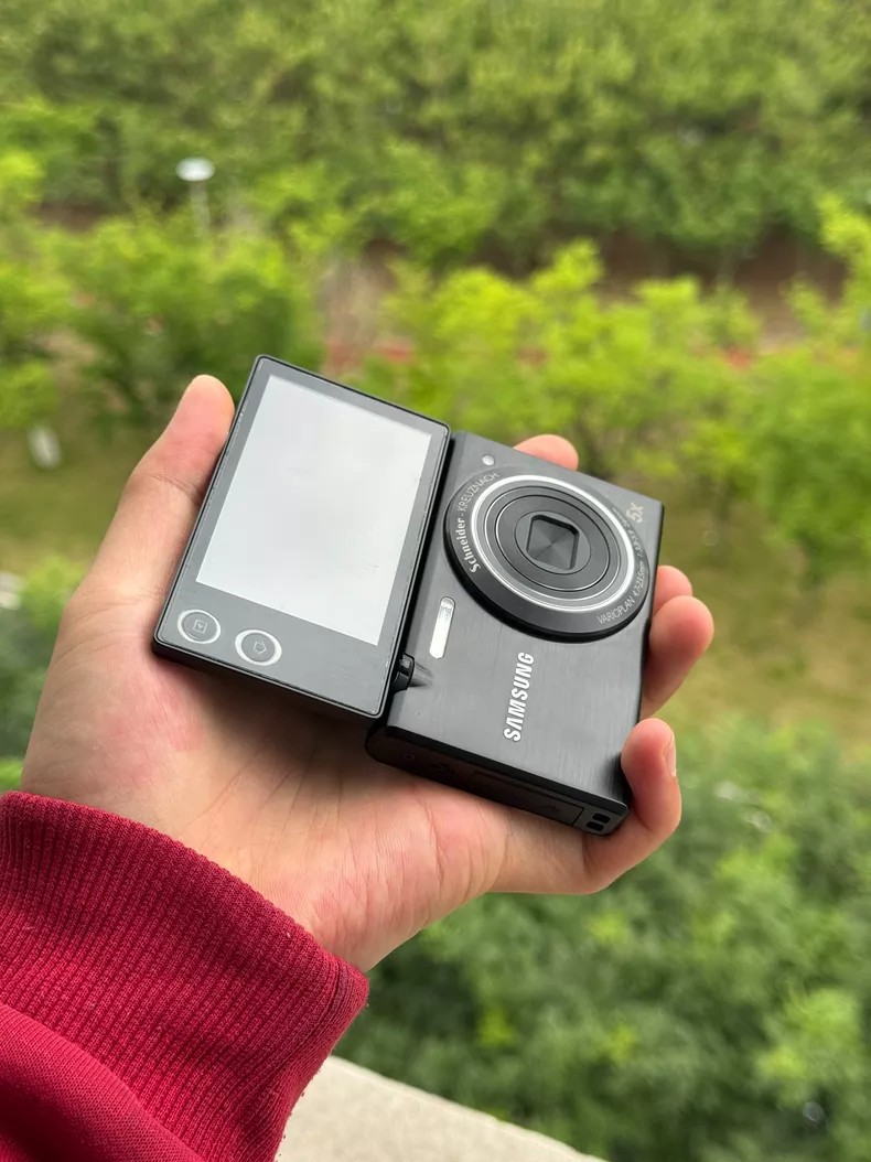 Samsung MV800 Digital Camera 16.1MP 5X Optical Zoom Selfie Flip-out Vlog Black