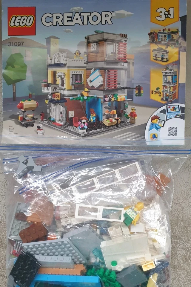 LEGO Creator 31097 Townhouse Pet Shop & Café, photo 1 sur 2