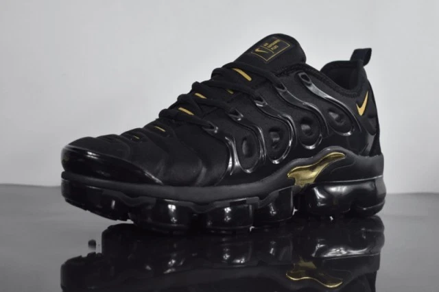 NIKE NLKE AIR VAPORMAX PLUS 'BLACK METALLIC GO taglia 7 5 UK NUOVO