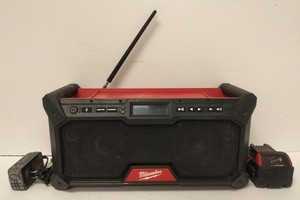 MILWAUKEE BLUETOOTH SPEAKER AM/FM RADIO W/AC ADAPTER & BATTERY - 295 (P08032271)