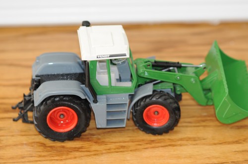 Siku 1:32 Fendt 4WD Farm Toy Tractor With Front Loader Diecast Agriculture Vehi - Picture 16 of 16