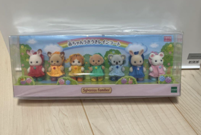 Set Sylvanian Families Baby Happy Raincoat - Imperméable Pour Bébés Ours, Chat, Lapin