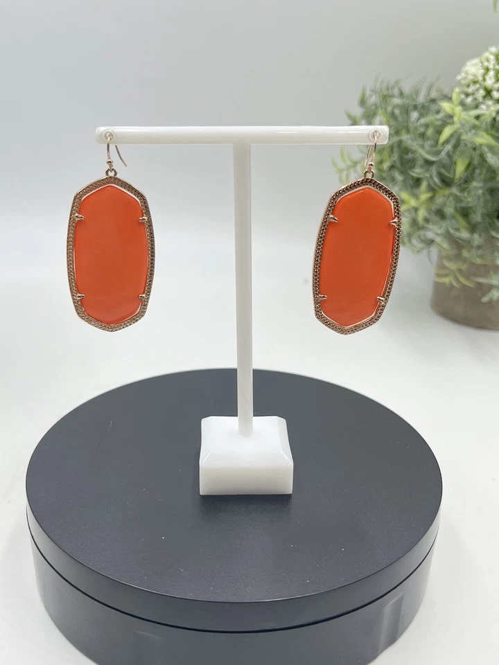 Pendientes colgantes Kendra Scott Danielle piedra magnesita coral brillante oro rosa Foto 2 de 4