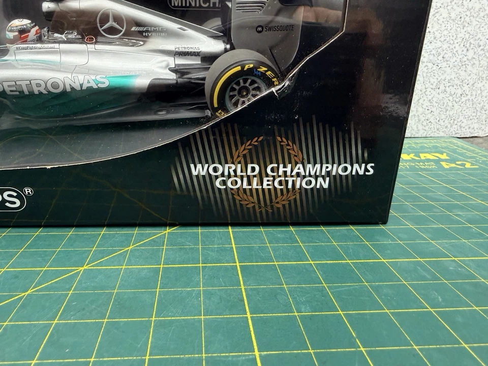 Minichamps Mercedes W05 #44 Lewis Hamilton World Champion 2014 1/18 186140044 - Image 4 of 4