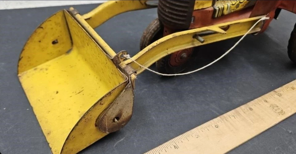 Tractor agrícola grande vintage de acero prensado Marx con cargador frontal 16" jugado con  Foto 3 de 4