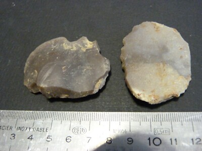 Seltene 2 prähistorische Feuersteine Splitter Kombewa Neandertalermann Technik