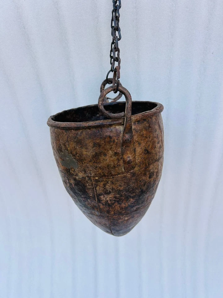Antigua maceta de hierro pesado forjada a mano antigua cadena de hierro colgante olla de agua grande Foto 2 de 4