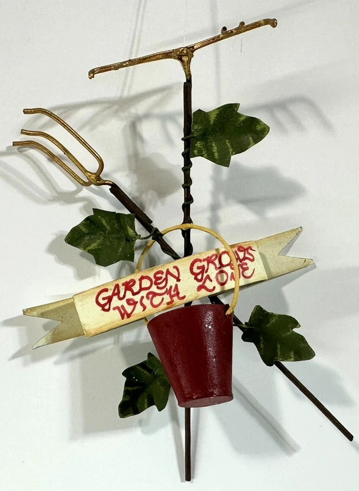 Herramientas y cubo de adorno de letrero de metal Garden Grows with Love de 6 1/2" de largo Foto 2 de 4