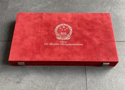 Rote Velours-Münzkassette   China die offiziellen Silbergedenkmünzen  24 Fächer