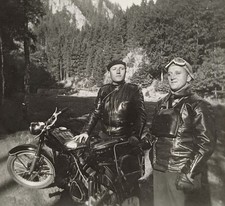 Wolkenstein Paar Mann Frau in Motorrad Kluft Kleidung Motorradtour Berge Foto