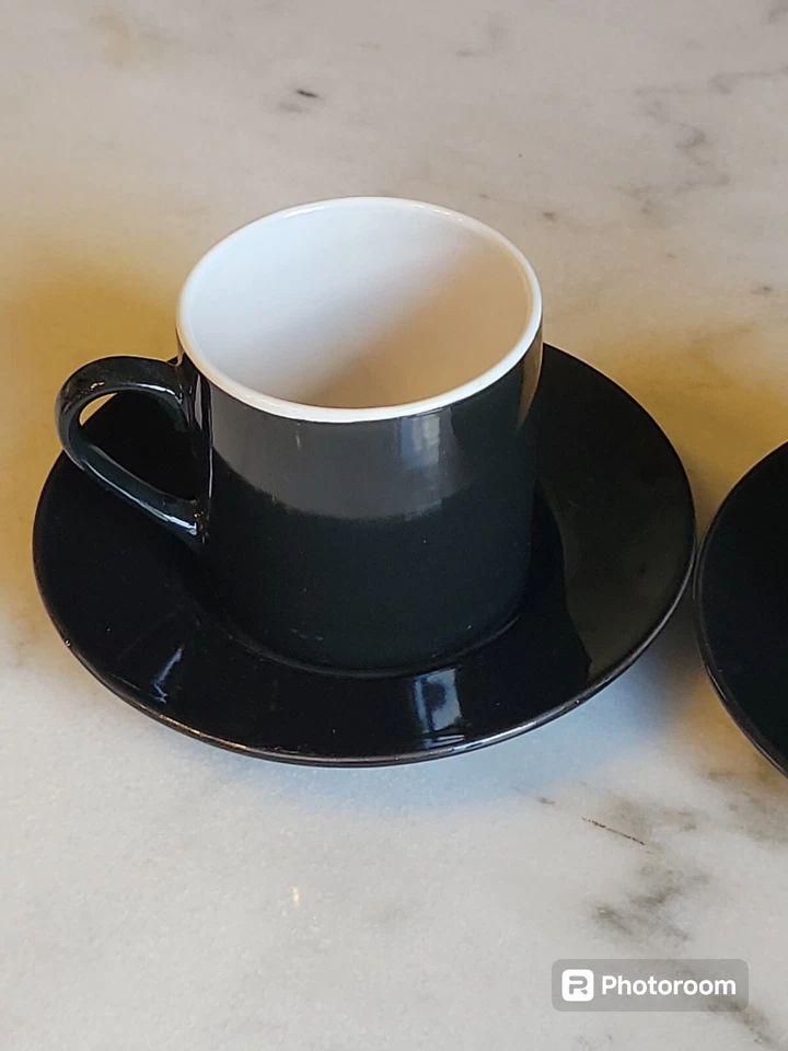 Juego de 2 tazas y platillos de espresso contemporáneos SHI China sólidos en blanco y negro Foto 4 de 4