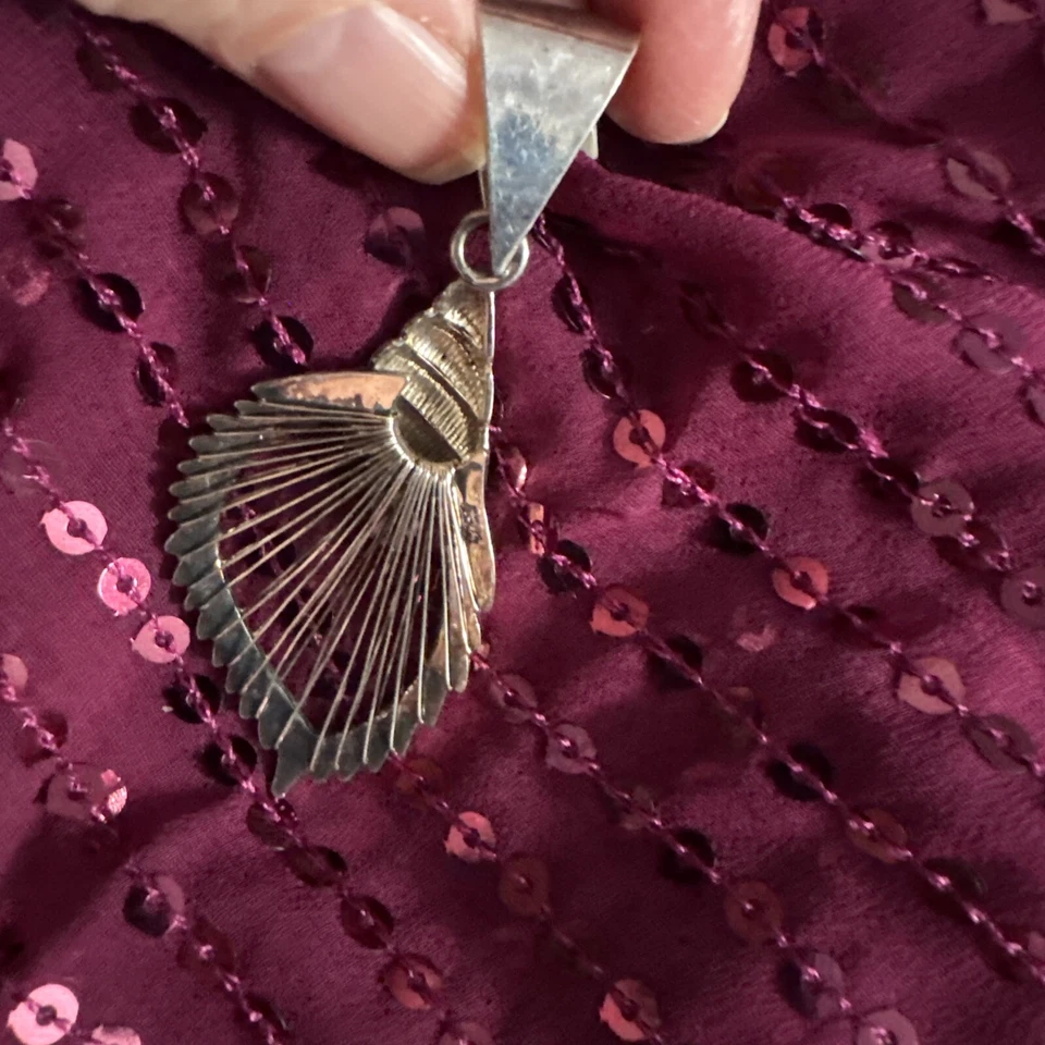 VINTAGE Sterling Gold Plated Hallmarked Unusual Shell  Shaped  Pendant Amulet - Image 2 of 3