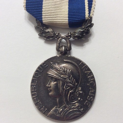 ORIGINAL 1920s FRANCE COLONIAL MEDAL MILITARY MINT SILVER BLUE WHITE RIBBON - Picture 2 of 4