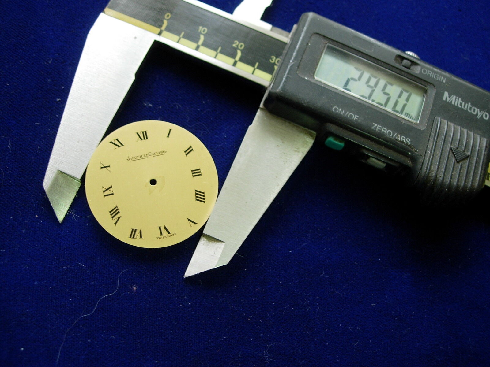 Cadran doré de montre ancienne Jaeger LeCoultre chiffres romain vintage .dial