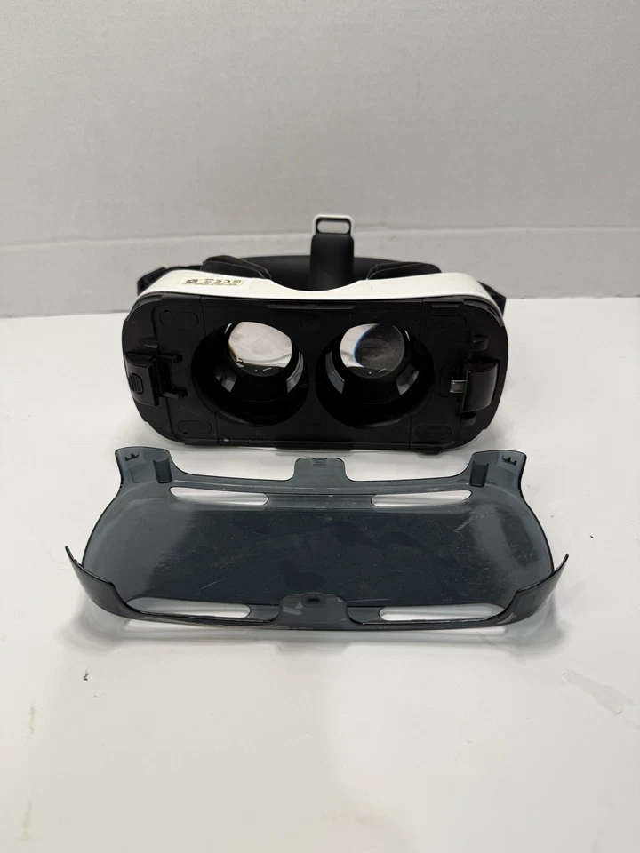 Samsung Gear VR by Oculus SM-R320 FOR PARTS UNTESTED !!! - Image 4 of 4