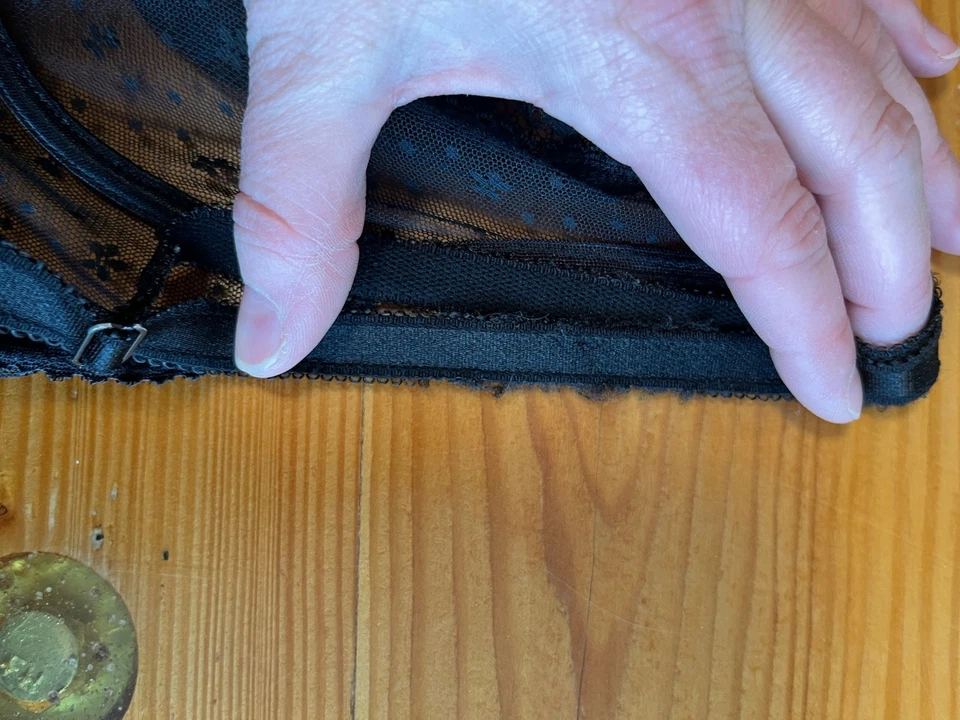 Sutiã Vintage Oscar de la Renta Sem Forro Sexy Renda Preta Transparente Tamanho 34C - Imagem 4 de 4