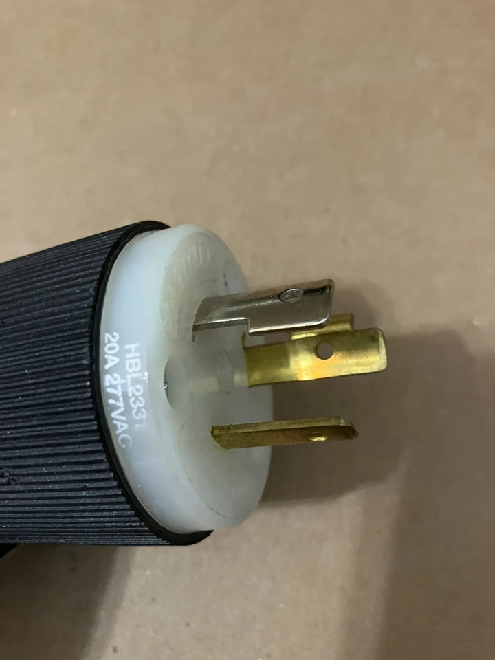 HBL2331 NYLON BLANCO Y NEGRO., TWIST-LOCK, 20A 277V Foto 3 de 3